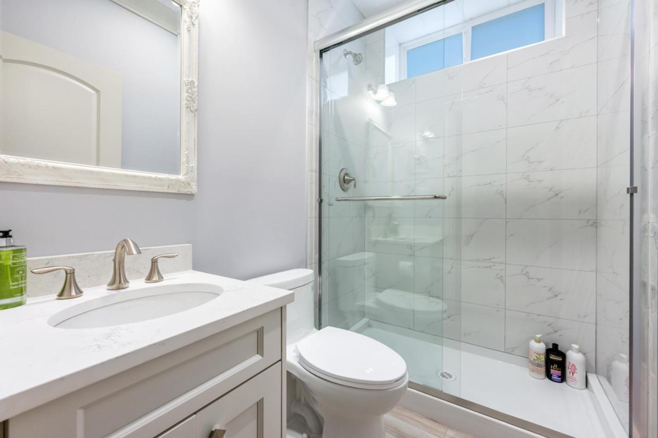 Vancouver Haven: Luxurious Private Bedroom Near Attractions エクステリア 写真