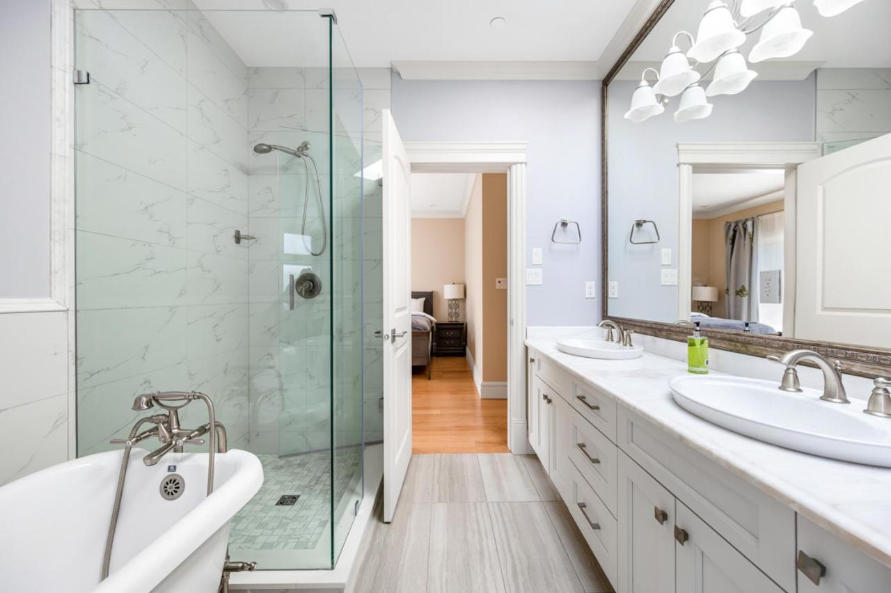 Vancouver Haven: Luxurious Private Bedroom Near Attractions エクステリア 写真