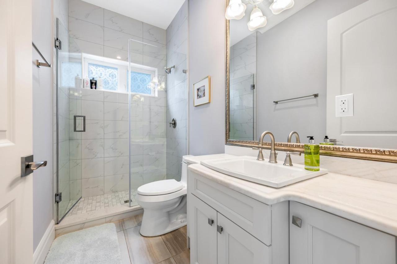 Vancouver Haven: Luxurious Private Bedroom Near Attractions エクステリア 写真
