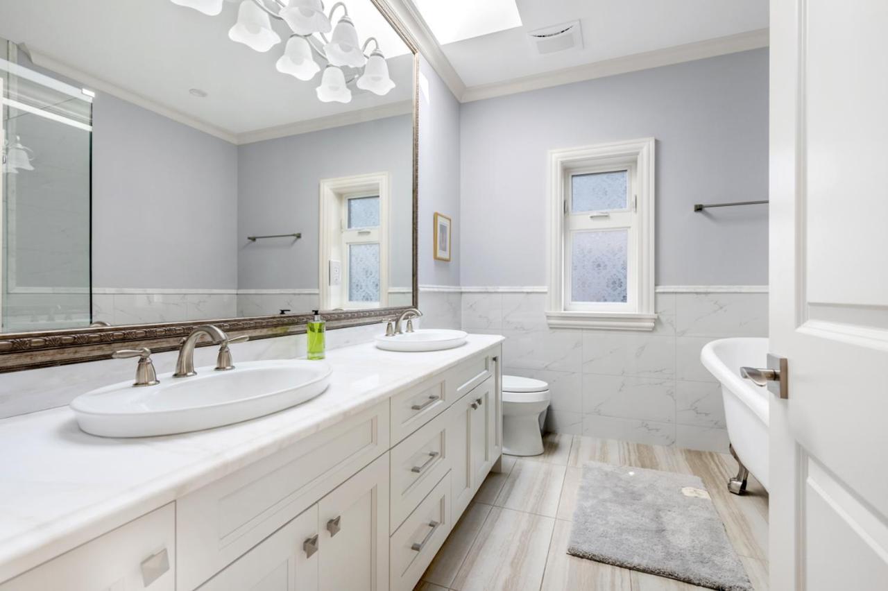 Vancouver Haven: Luxurious Private Bedroom Near Attractions エクステリア 写真